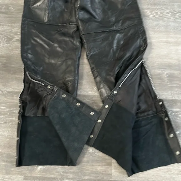 Men’s Diamond Plate Black Leather Motorcycle Chaps, Size Extra Large. - Picture 5 of 16